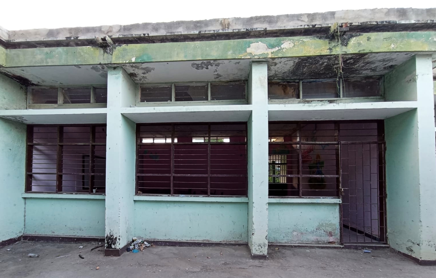 Salón del colegio Roig y Villalba clausurado por el riesgo de desplome del techo. Fotografía: María Fernanda Padilla Quevedo