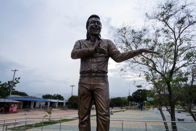 Estatua de Diomedes Díaz de cuatro metros de altura ubica en el parque El Cacique, centro de La Junta. Fotografía: Gabriel Linares
