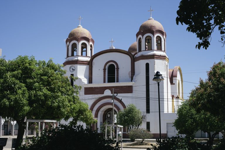 Iglesia ubicada en la Plaza Bolívar, uno de los sitios históricos de San Juan del Cesar. Fotografía: Gabriel Linares