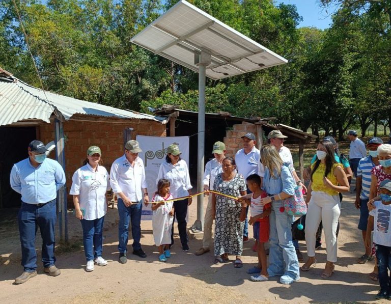 Entrega de paneles solares en la zona rural por parte de Emilio Archila, exconsejero para la Estabilización, y el alcalde Hamilton García. Fotografía: Alcaldía de Fonseca