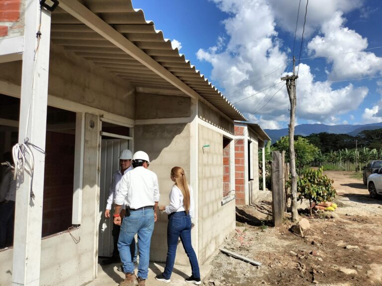 Visita de inspección del Alcalde a las construcción de las viviendas. Fotografía: Alcaldía de Fonseca