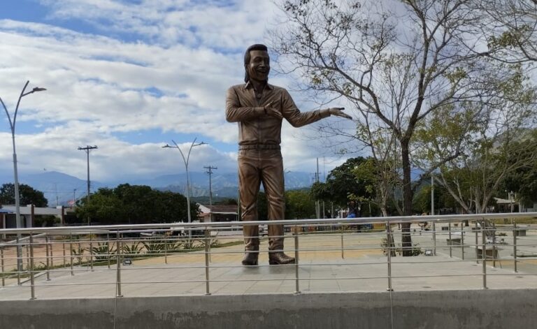 La estatua de Diomedes Díaz tiene cuatro metros de alto. Foto: Ruth Trinidad Mendoza