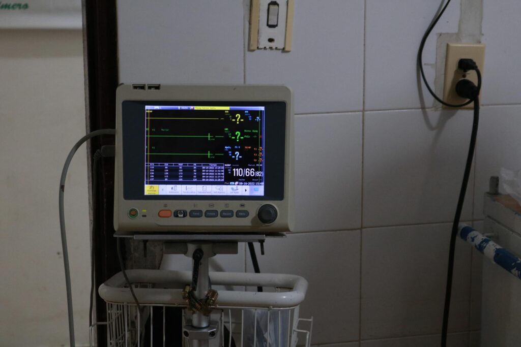 En el centro de salud no funcionan los equipos básicos para la atención de emergencias como los desfibriladores y los equipos de órganos. Foto: César Rojas.
