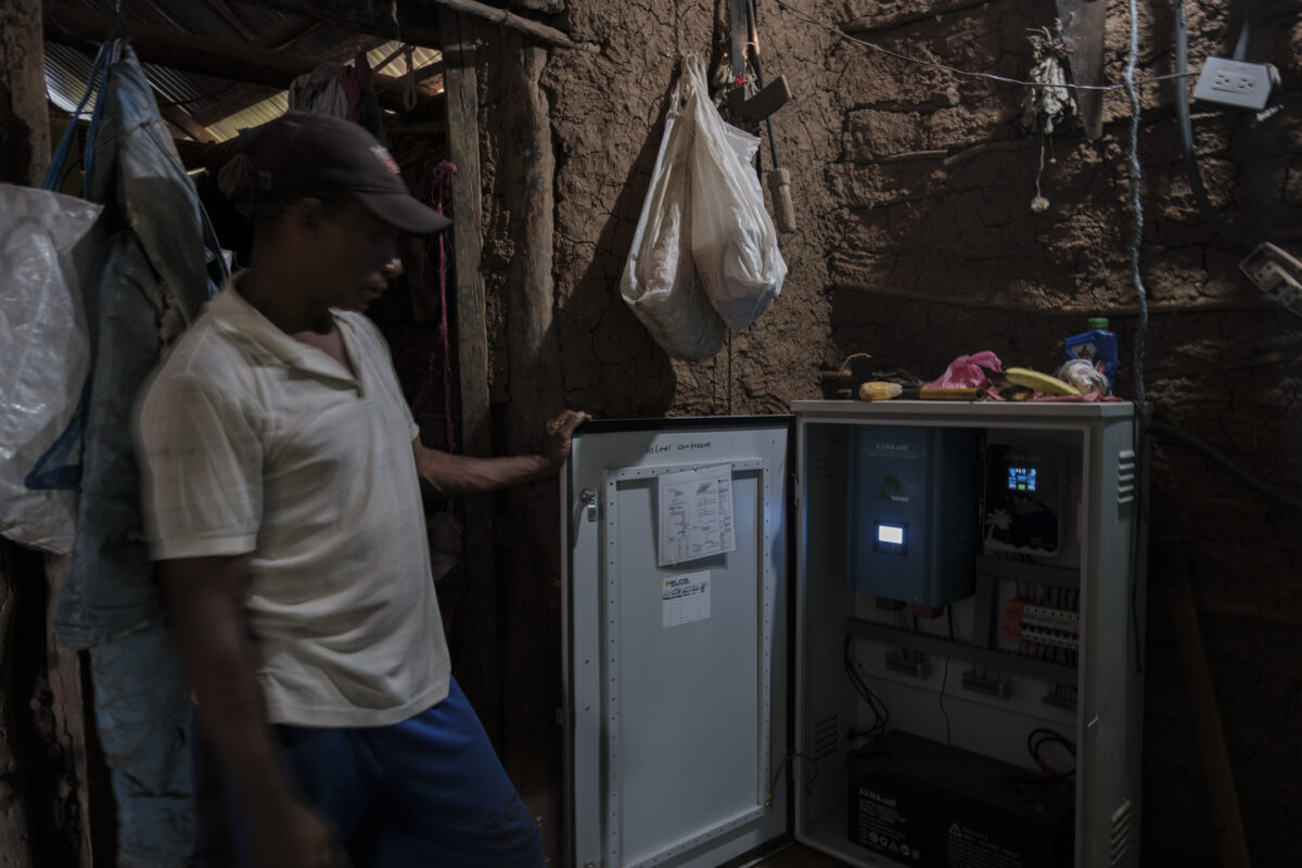 Habitante de la vereda Sabana del Medio muestra los equipos instalados en su casa. Fotografía: Gabriel Linares