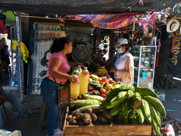 Vendedora a las afueras del mercado El Hoyito. Fotografía: Maira Fragozo