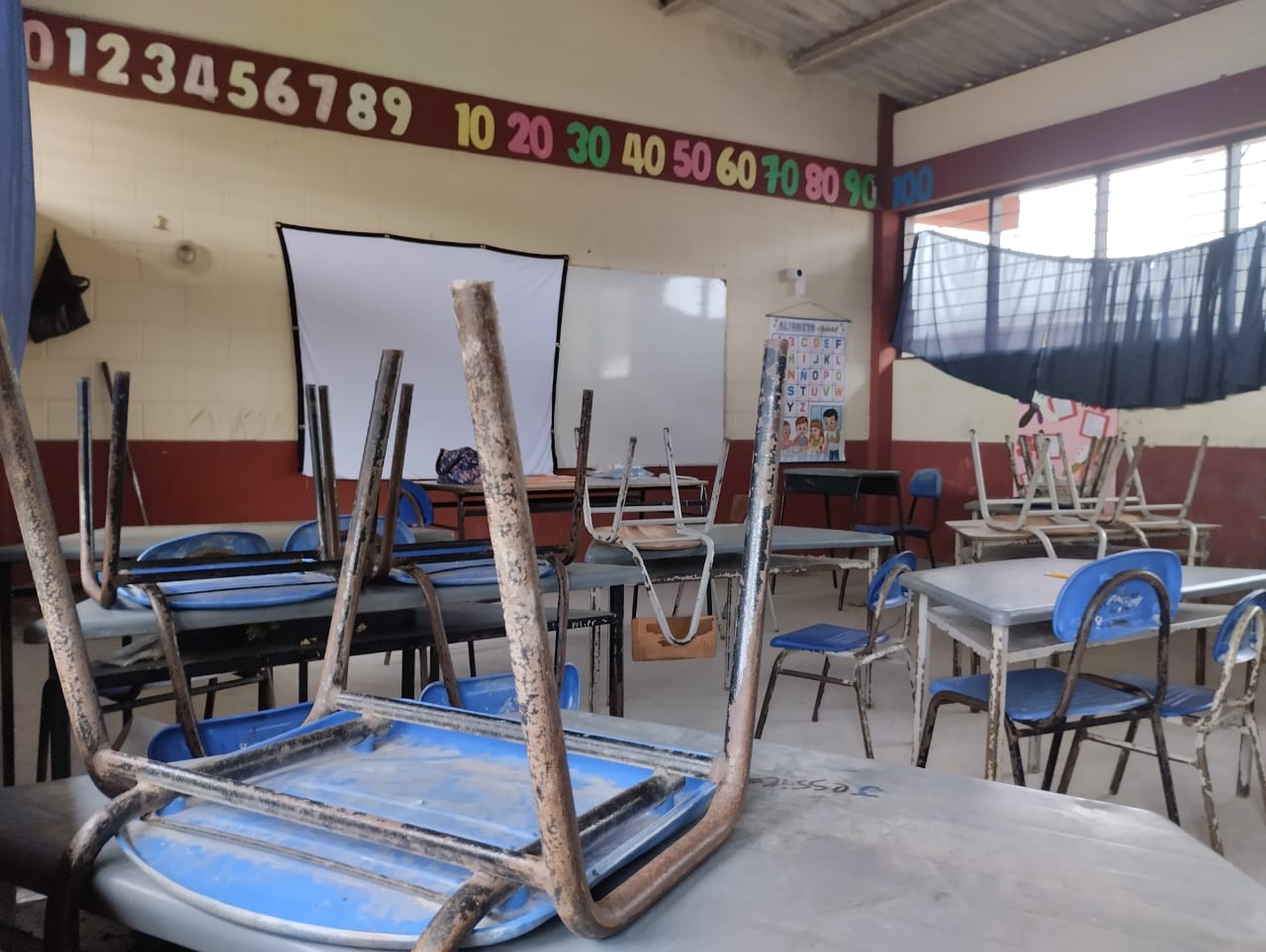 Salón de clases de la escuela del barrio San Pedro de la Institución Educativa Nuestra Señora de la Pobreza, en Tadó.