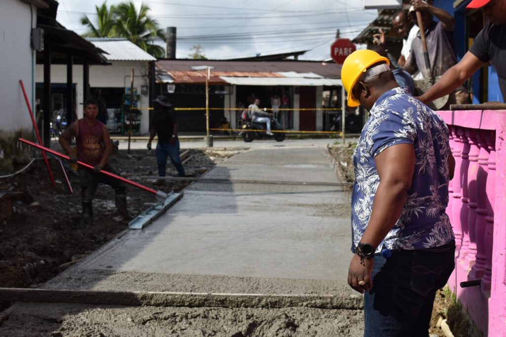 El alcalde Cristian Copete visitando las obras de pavimentación antes de la suspensión. Fotografía: Alcaldía de Tadó