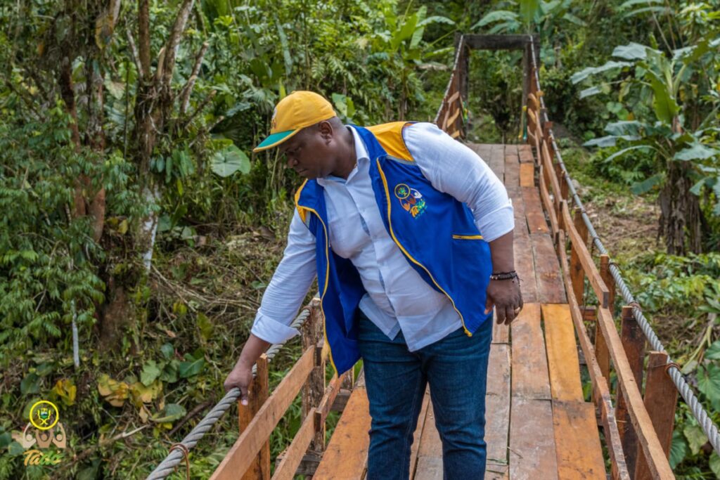 El alcalde Copete entrega el puente en el corregimiento del Tabor. Fotografía: Alcaldía de Tadó