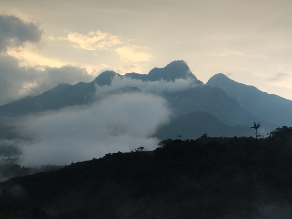 Vista de los Farallones de Citará durante el camino hacia la casa de Josué Restrepo. Fotografía: Adrián Foronda