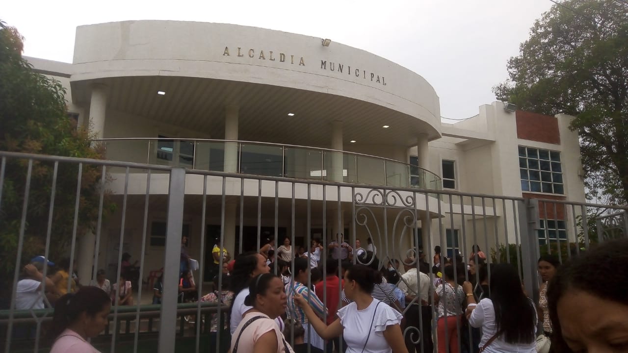 Estudiantes pierden horas de clases por limpiar las aulas a falta de ...