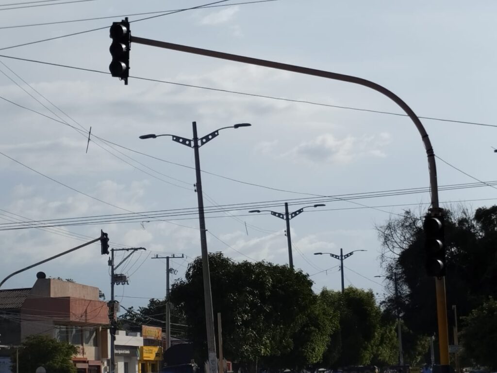 Semáforo sin servicio en la carrera 19 calle 13. Foto: Haitin Herrera.