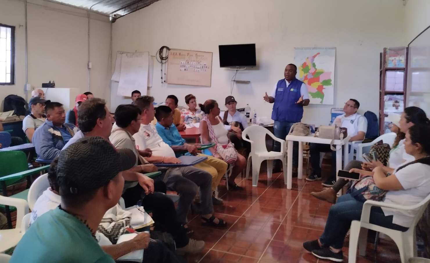 Mesa de diálogo entre líderes campesinos, indígenas y afro en El Carmen de Atrato. Foto: Laura Giraldo.