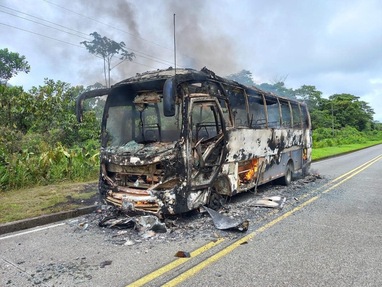 Bus quemado en la vía Quibdó-Pereira por el Eln. /Foto: cortesía de la comunidad.