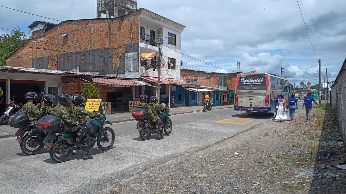 Los vehículos que ahora transitan por la vía Quibdó – Pereira ahora son escoltados por el Ejército Nacional.