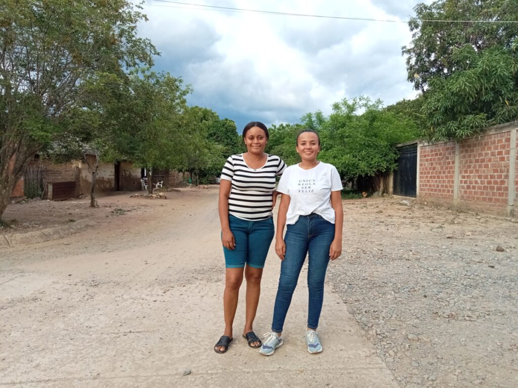 Dayelis y Yulainis son dos de las jóvenes más activas sobre la defensa ambiental y del territorio en Cañaverales. Fotografía: María Fernanda Padilla Quevedo