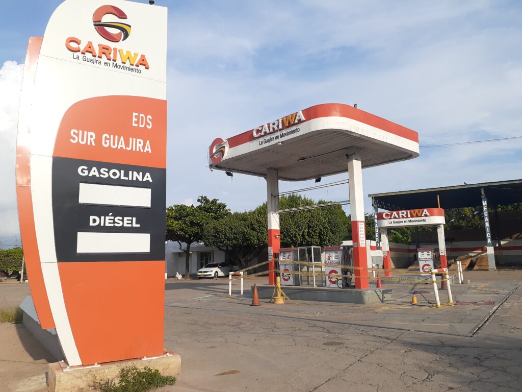 La estación de servicio E.D.S Sur Guajira está acordonada con cintas. Foto: Oscar Peñaranda