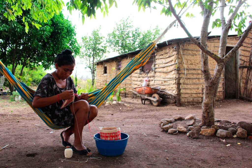 Edith Uriana, artesana del resguardo de Mayabangloma, tiene  32 años y aprendió a tejer por su mamá. Foto: Betsabé Molero.