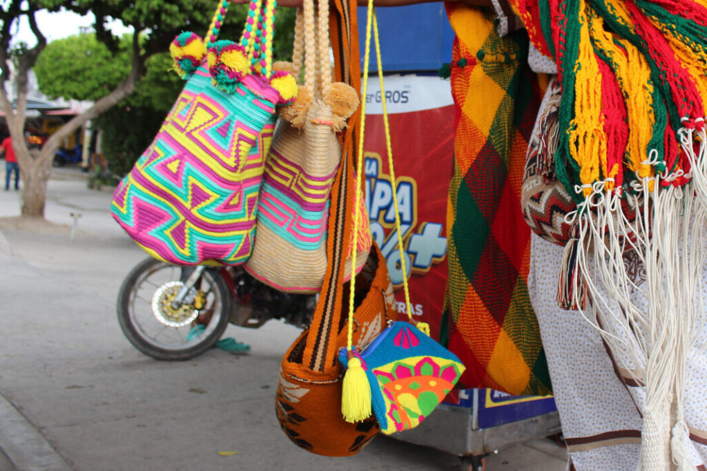 Venta de artesanías wayúu en las calles de Fonseca. Foto: Betsabé Molero.