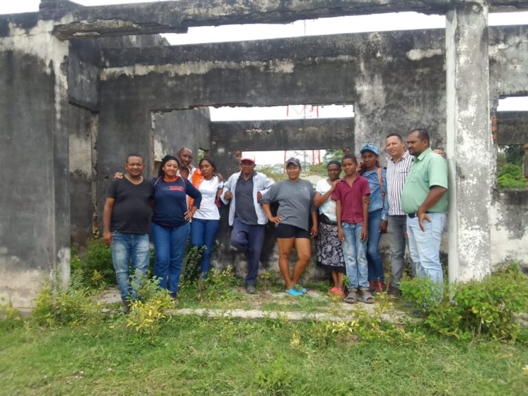 Integrantes del consejo comunitario de Sabaneta durante una visita a su antiguo territorio. Fotografía: cortesía