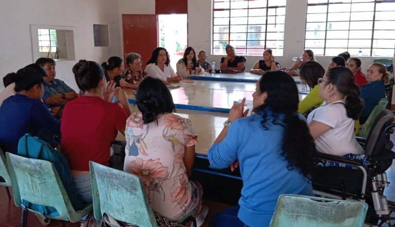 Participación de mujeres en la escuela "Juntas somos poderosas" en El Carmen de Atrato.