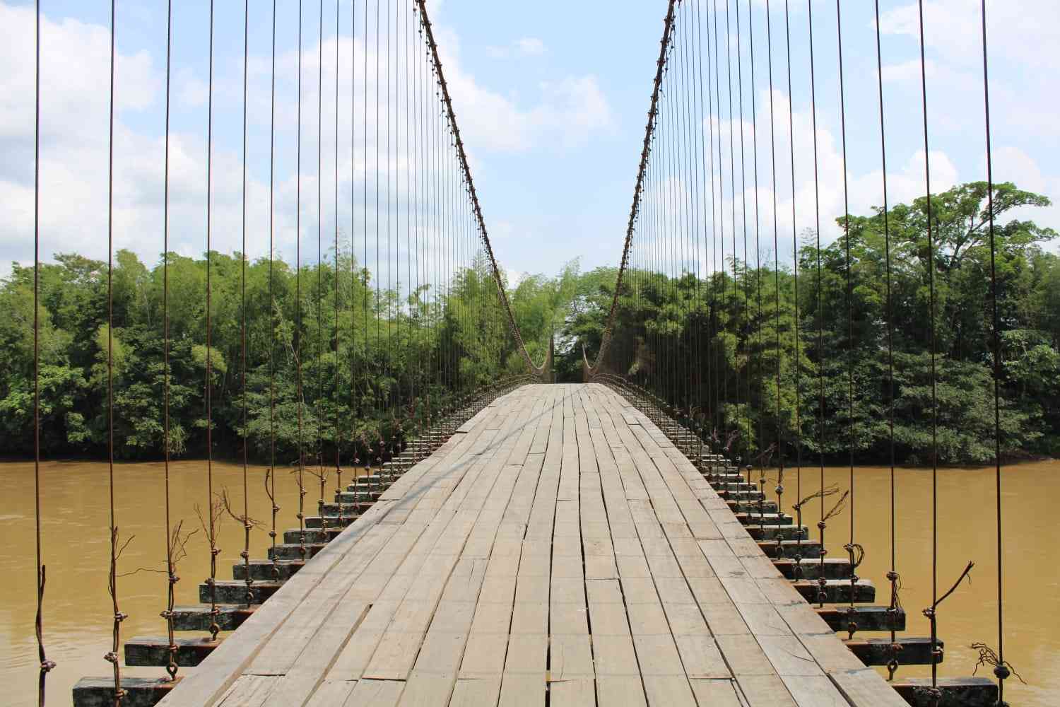 El puente colgante de madera sobre el río Caguán. Foto: Juan Pablo Madrid-Malo.
