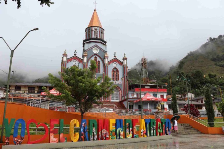 Plaza principal de El Carmen de Atrato, en Chocó. Foto: Consonante.