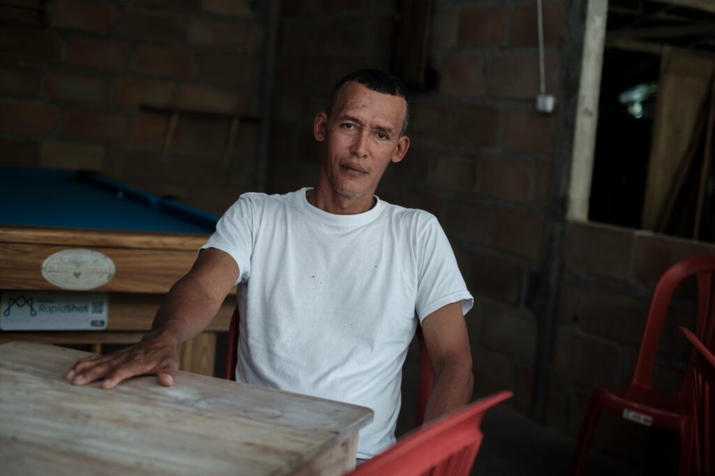 Dorian Arias vive en el sector El Quince y tiene un negocio sobre la carretera. Foto: Gabriel Linares.
