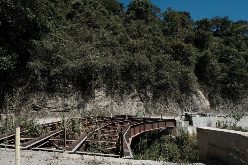 En varias partes hay puentes oxidados y que nunca se terminaron. Foto: Gabriel Linares.