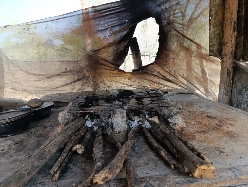 En la mayoría de casas de Los Toquitos las familias cocinan con leña. Foto: Aileen Díaz.