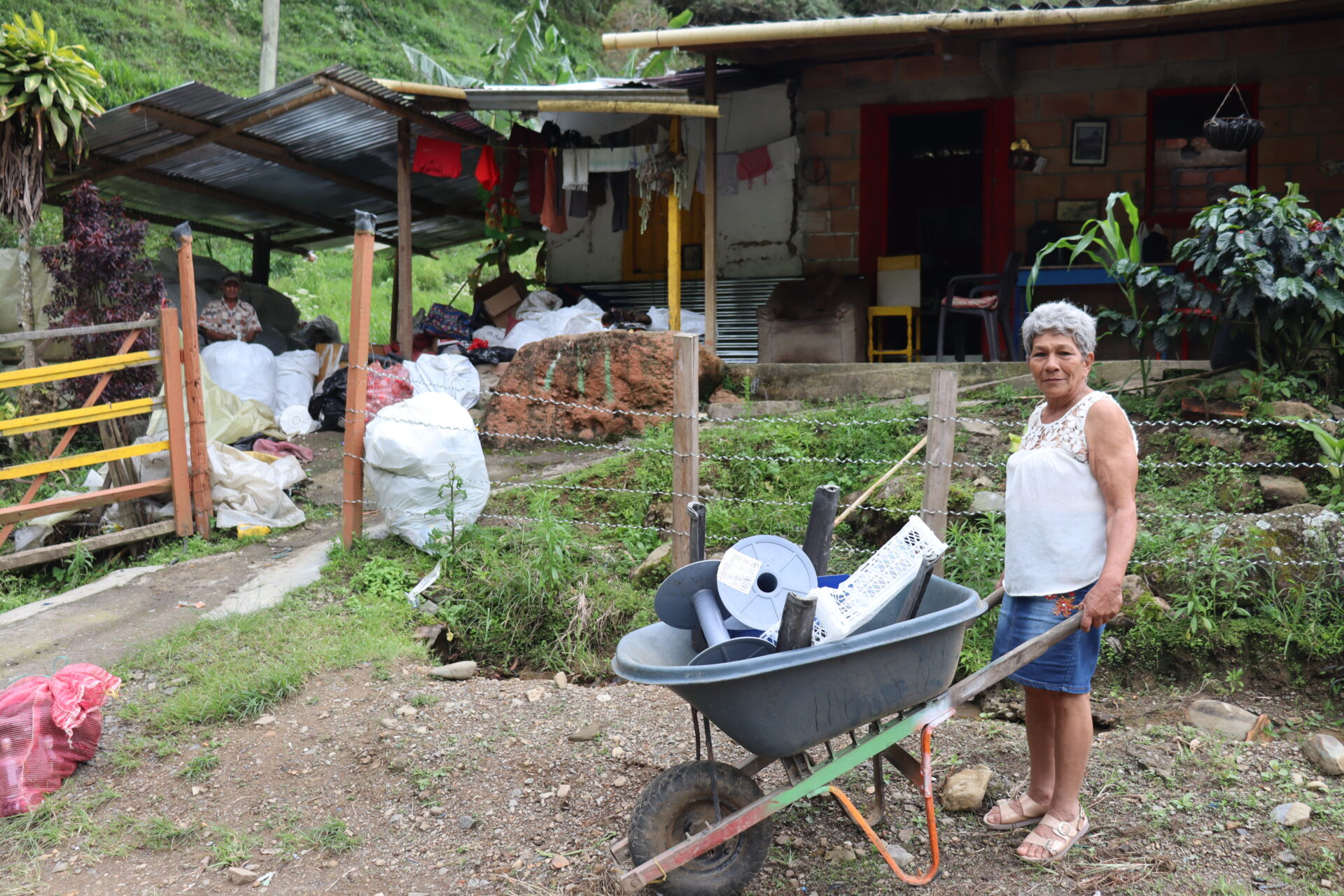 Marleny con su carreta con la que recorre unos 8 kilómetros para reciclar. Foto: Angy Alvarado R.