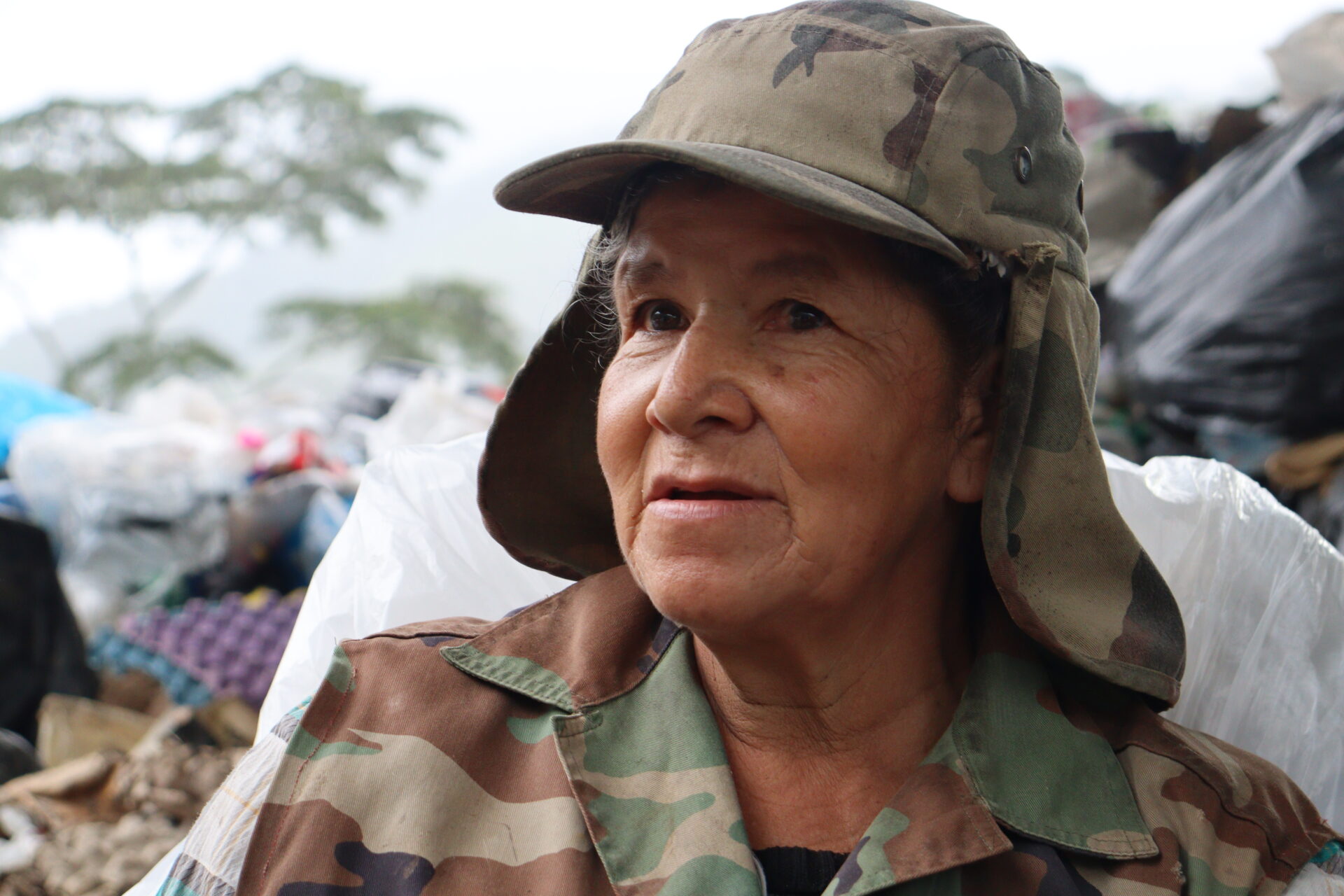 María Lucely Taborda siempre lleva una gorra para cubrirse del sol y un chaleco con bolsillos. Foto: Angy Alvarado R.