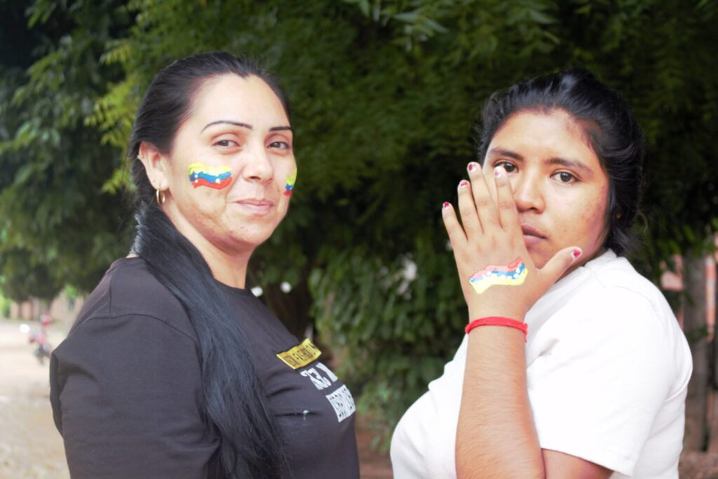 Blanca Vera y Daniela Hernández, venezolanas que migraron a Fonseca. Foto: Betsabé Molero.