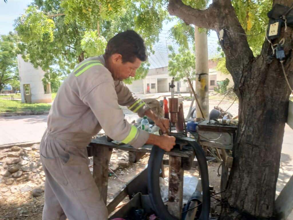  Óscar Orozco tiene una llantería en la obra abandonada. Foto: Maira Fragozo.