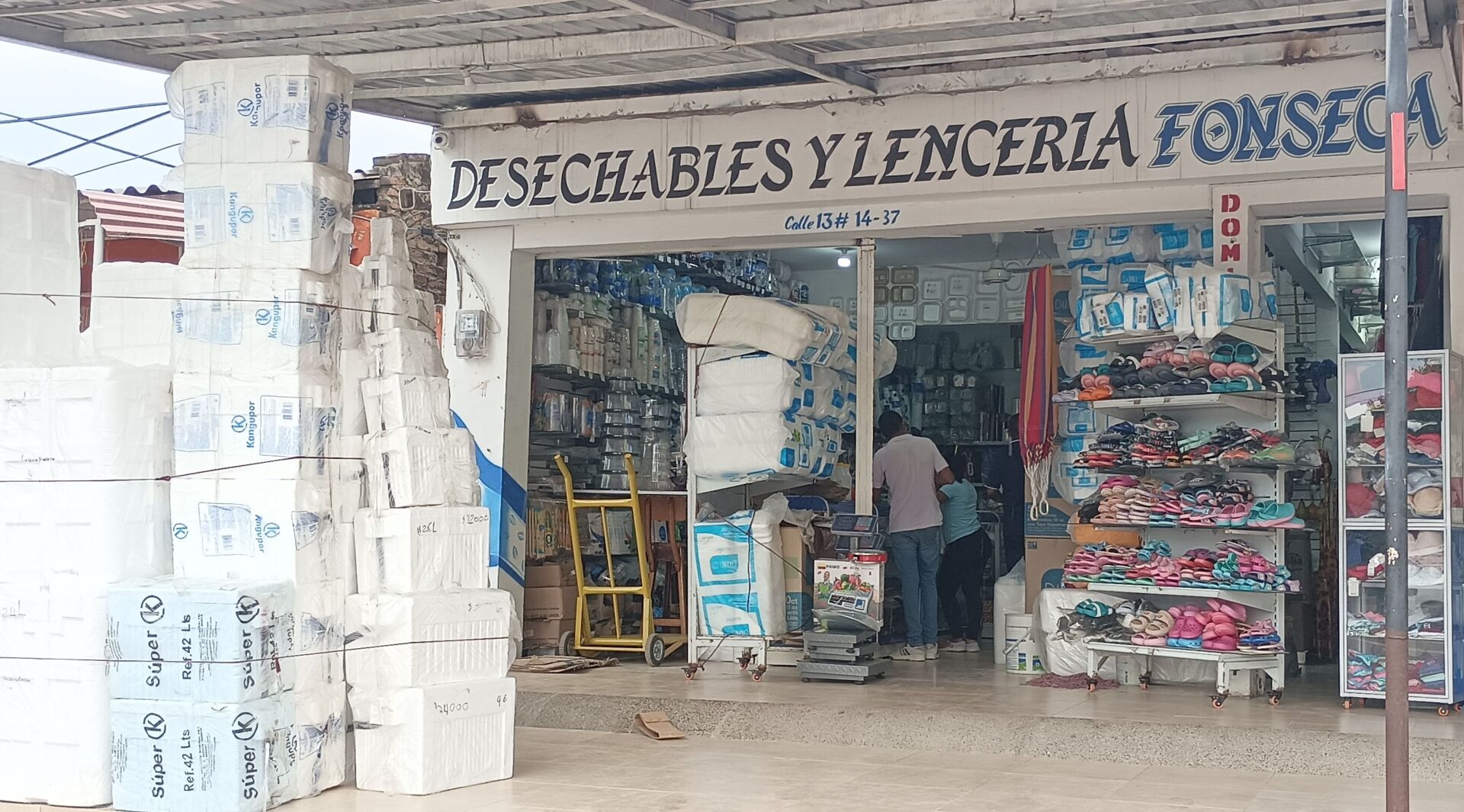 Tienda de desechables en Fonseca. Foto: Oscar Peñaranda.