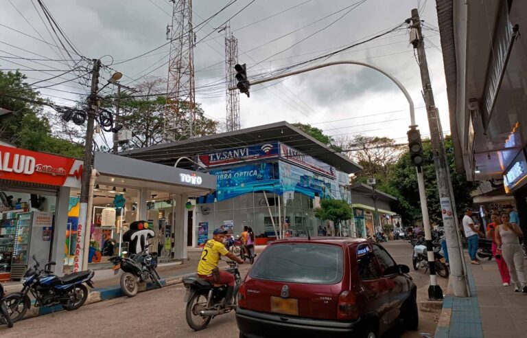 Semáforos apagados en el centro de San Vicente por falta de energía. Fotos: Olga Arenas.