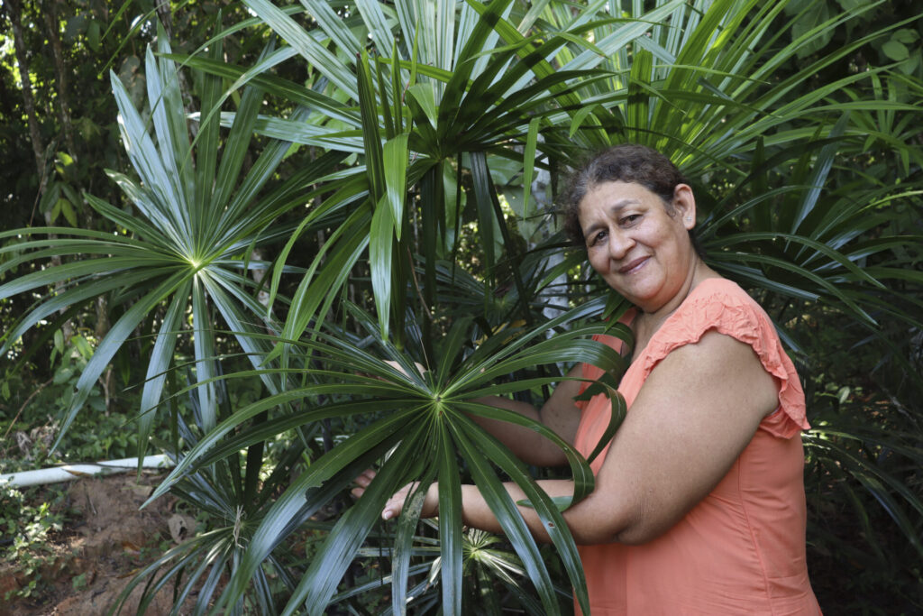 Ana Lucila con las palmas de canangucha que sembró en su casa. Foto: Angy Alvarado