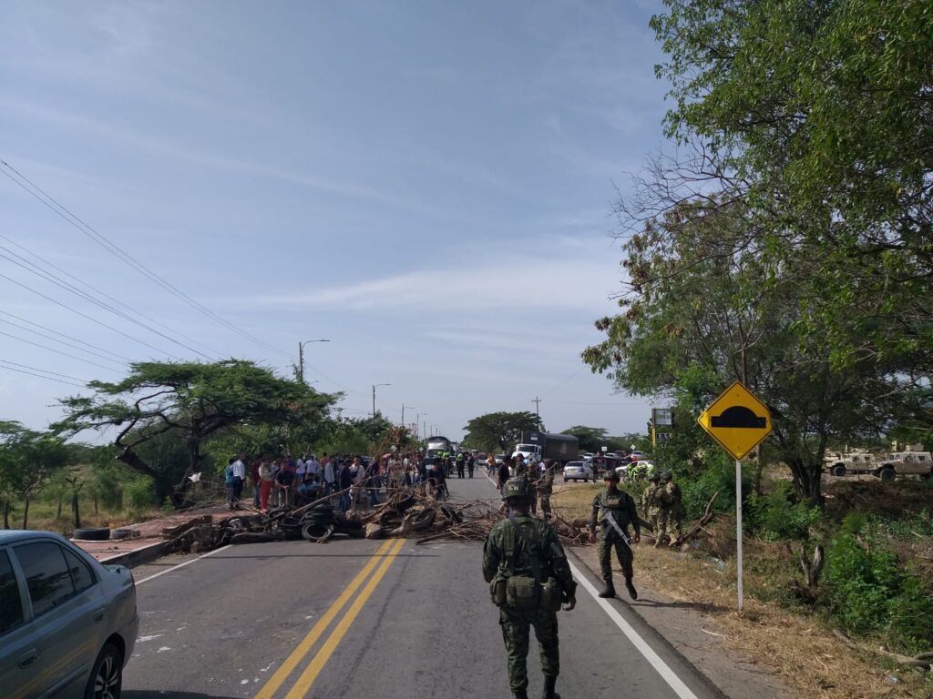 Bloqueo en la entrada del municipio de San Juan del Cesar, cerca del peaje. Foto: cortesía Jaime Alonso Daza.