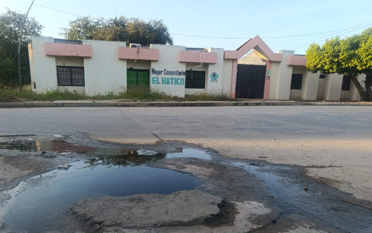 En la calle principal de El Hatico hay una alcantarilla destapada y que se rebosa. Foto: Aileen Díaz.