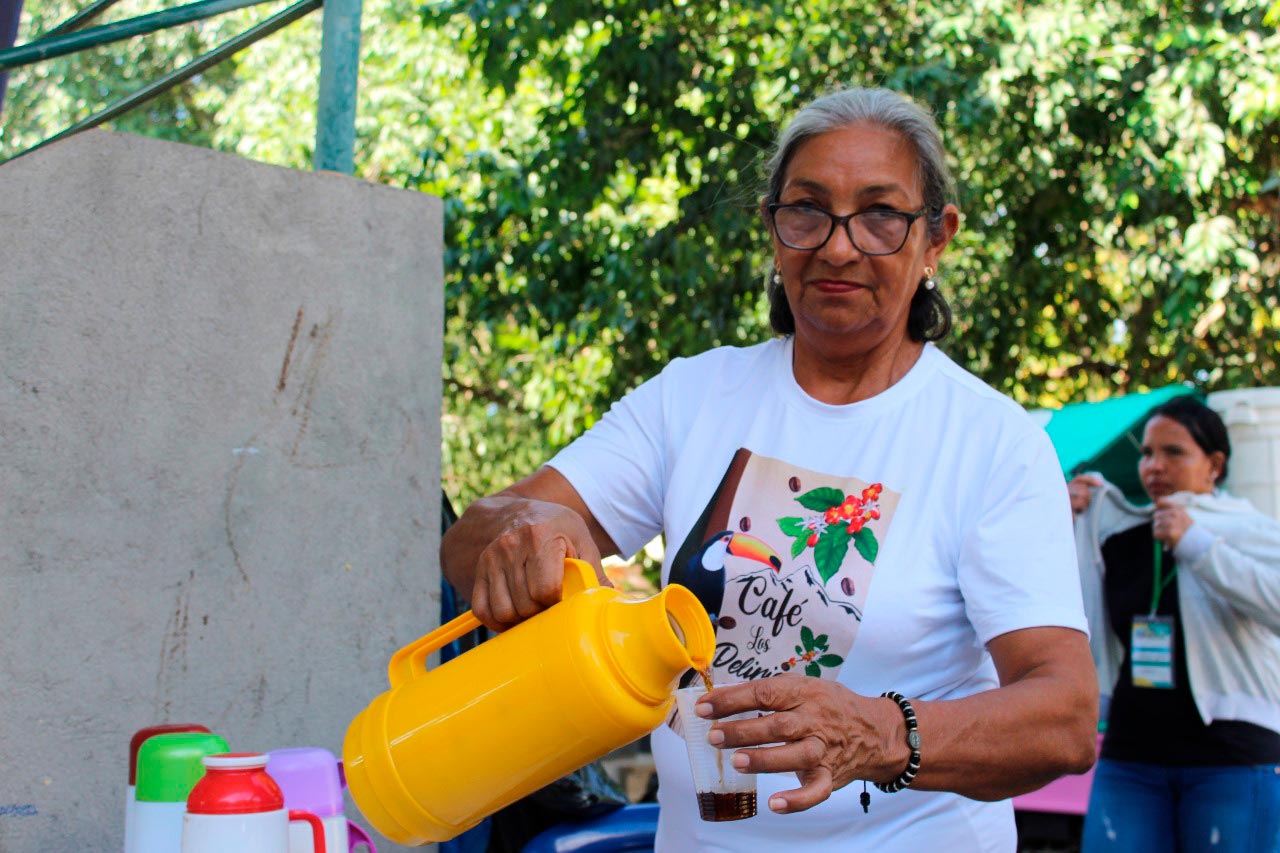 Glenis Bula es caficultura desde pequeña, hoy trabaja con otras 10 mujeres. Foto: Betsabé Molero.