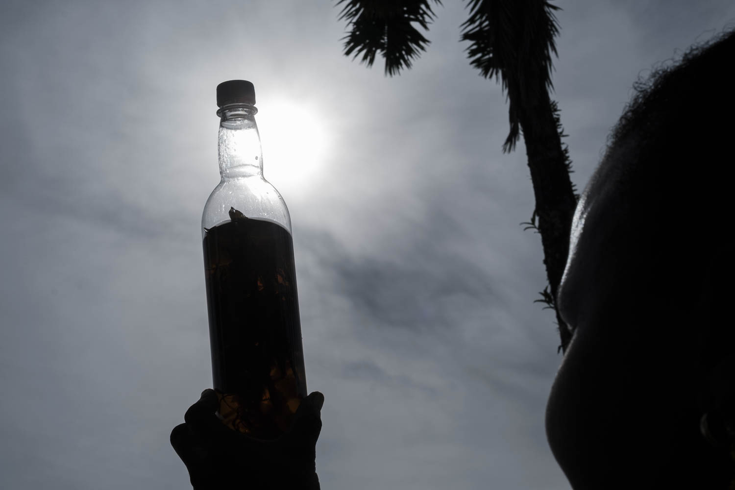 María Luisa Bejarano con una botella de curado en el malecón de Quibdó