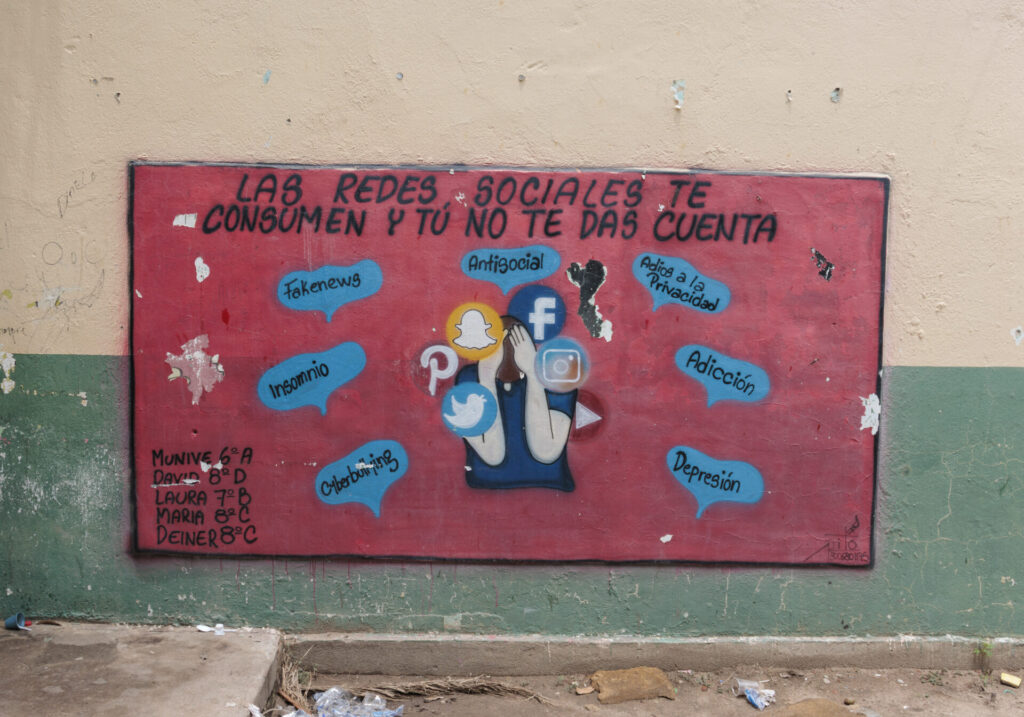 Las orientadoras hacen a los estudiantes talleres sobre el uso de redes sociales y proyecto de vida. Fotografía: Camila Bolívar.