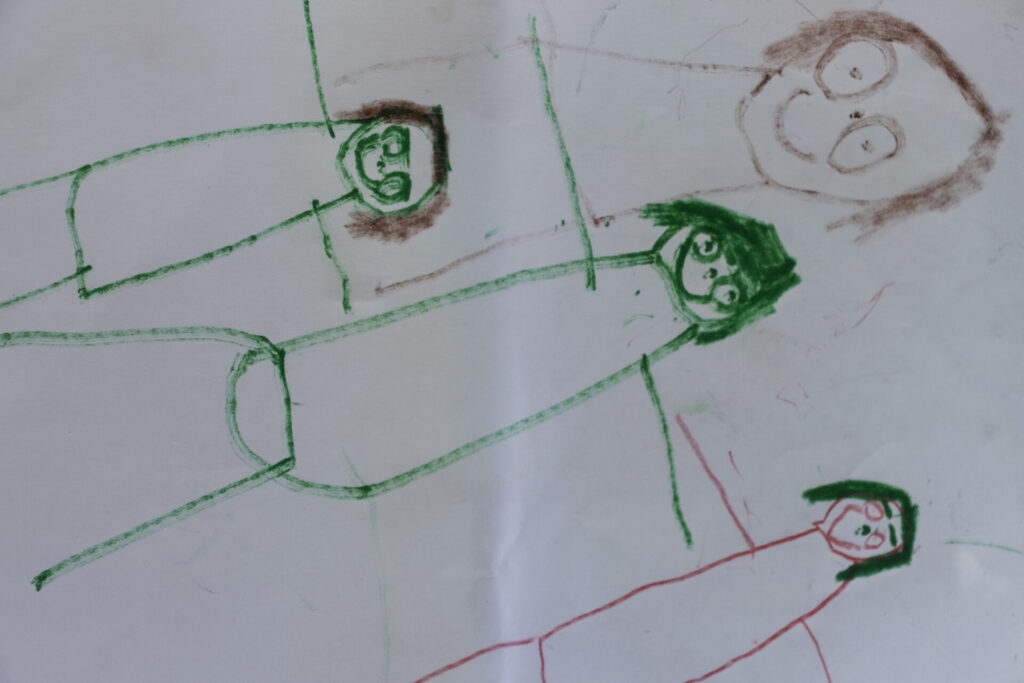 Dibujos que realizan los niños en los talleres con las terapeutas populares de Conejo. En este resaltaban su relación con el padrastro. Fotografía: Camila Bolívar.