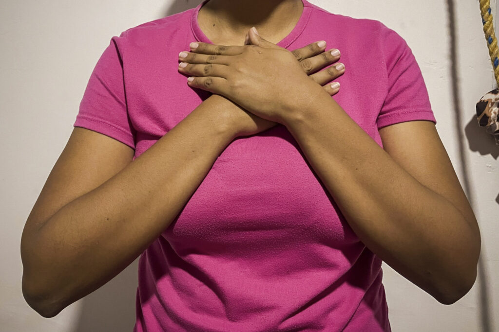 Martha sostiene su pecho. Dice que aprendió a identificar cuando algo está mal si le duele. Fotografía: Camila Bolívar.