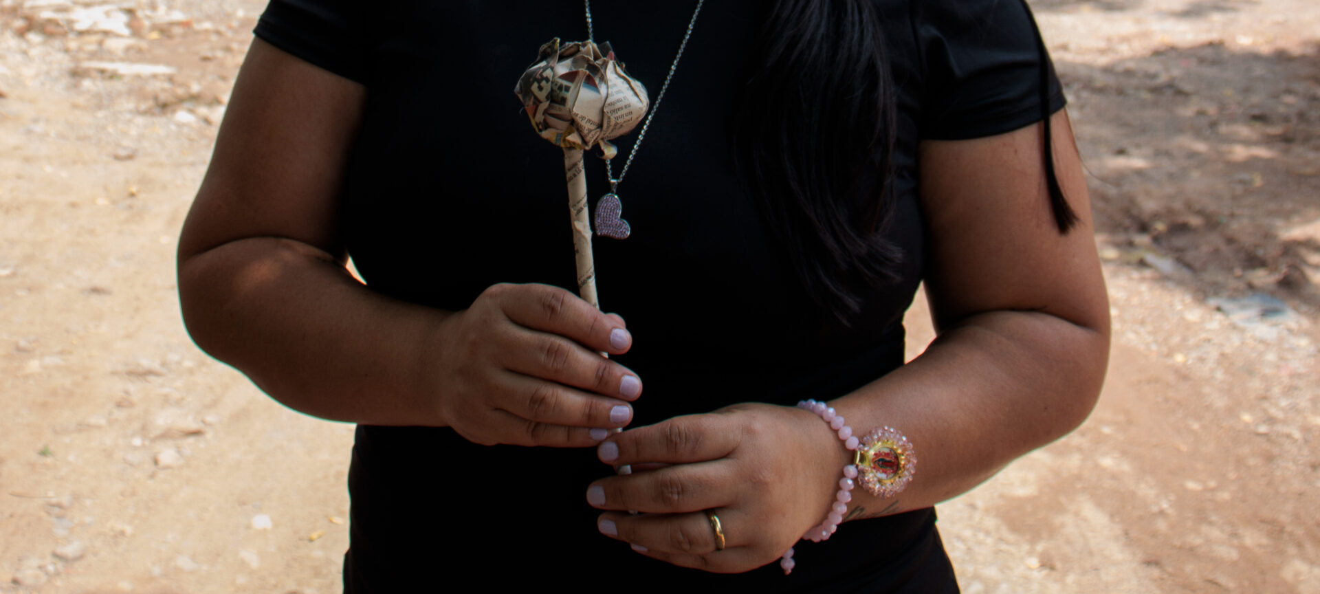 Las terapeutas populares llevan herramientas protectoras, como esta flor, en los talleres sobre salud mental. Fotografía: Camila Bolívar.