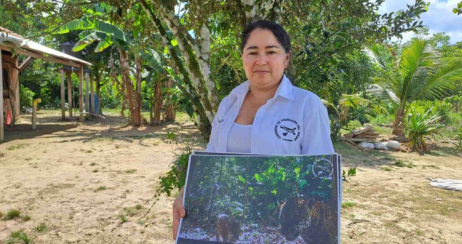 Claudia Cocuy, coordinadora de la promotoría campesina y monitora de la finca La Gorgona. Sostiene una de las fotografías del jaguar en la zona. Fotos: Angy Alvarado.